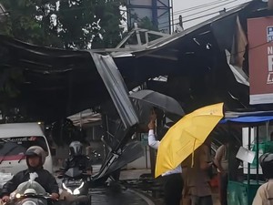 Hujan-Angin Kencang, Pohon Tumbang hingga Atap Ruko Ambruk di Bogor