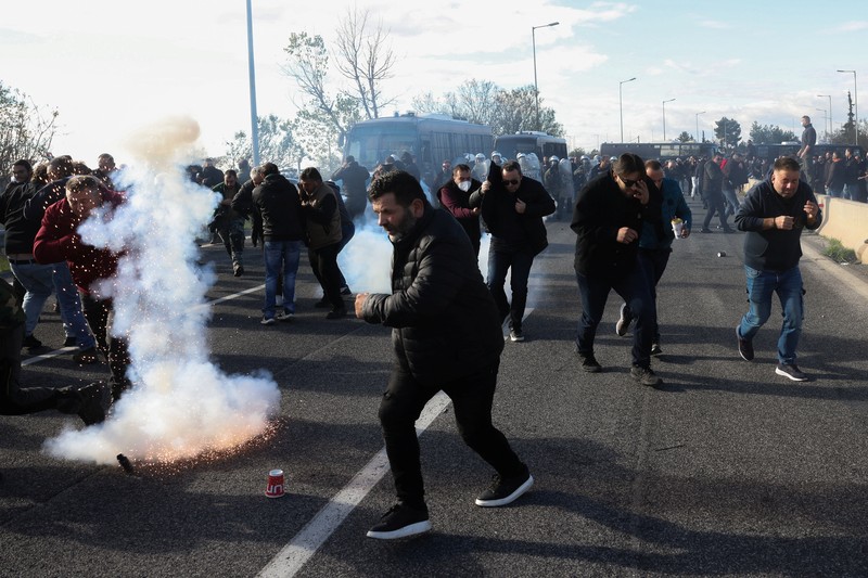 Para petani yang berunjuk rasa melawan polisi antihuru-hara di Nikaia, dekat Larissa, Yunani, 30 November 2025. (REUTERS/Alexandros Avramidis)