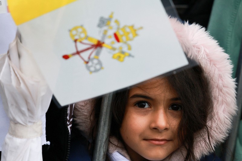 Paus Leo XIV melambaikan tangan kepada umat saat tiba untuk mengunjungi makam Santo Charbel Makhlouf di Biara Santo Maron, dalam perjalanan apostolik pertamanya, di Annaya, Lebanon, 1 Desember 2025. (REUTERS/Mohamed Azakir)