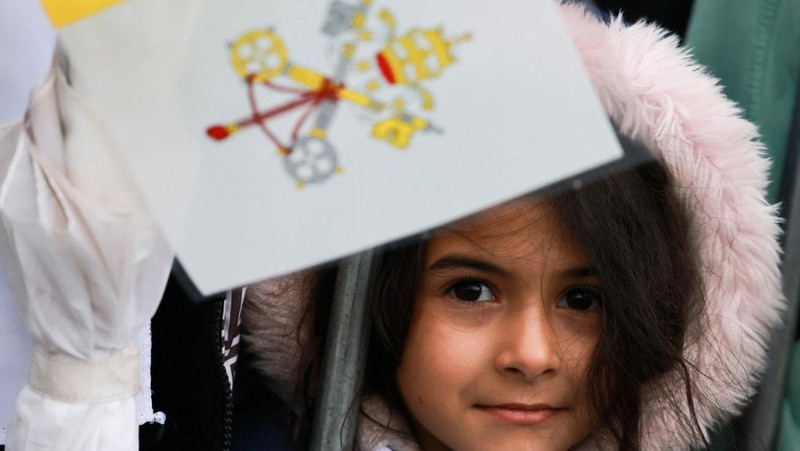 Paus Leo XIV melambaikan tangan kepada umat saat tiba untuk mengunjungi makam Santo Charbel Makhlouf di Biara Santo Maron, dalam perjalanan apostolik pertamanya, di Annaya, Lebanon, 1 Desember 2025. (REUTERS/Mohamed Azakir)