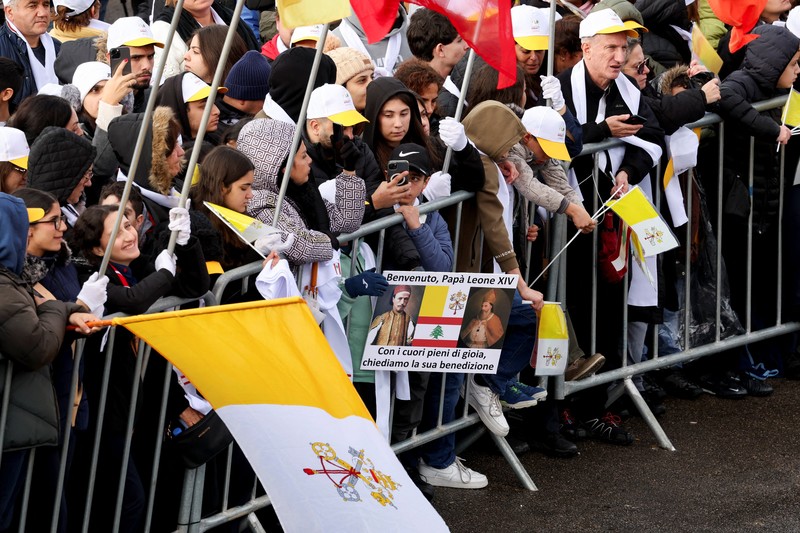 Paus Leo XIV melambaikan tangan kepada umat saat tiba untuk mengunjungi makam Santo Charbel Makhlouf di Biara Santo Maron, dalam perjalanan apostolik pertamanya, di Annaya, Lebanon, 1 Desember 2025. (REUTERS/Mohamed Azakir)