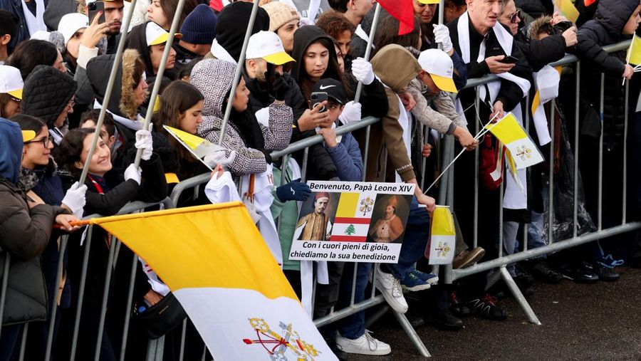 Paus Leo XIV melambaikan tangan kepada umat saat tiba untuk mengunjungi makam Santo Charbel Makhlouf di Biara Santo Maron, dalam perjalanan apostolik pertamanya, di Annaya, Lebanon, 1 Desember 2025. (REUTERS/Mohamed Azakir)