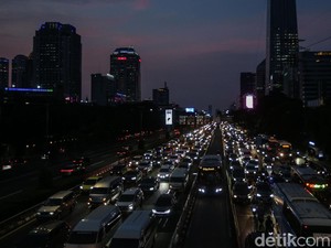 Tol Janger Macet Panjang, Warga Kejebak Berjam-jam di Tol Tomang