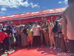 Momen Prabowo dan Pengungsi Banjir Aceh Foto Bareng di Posko