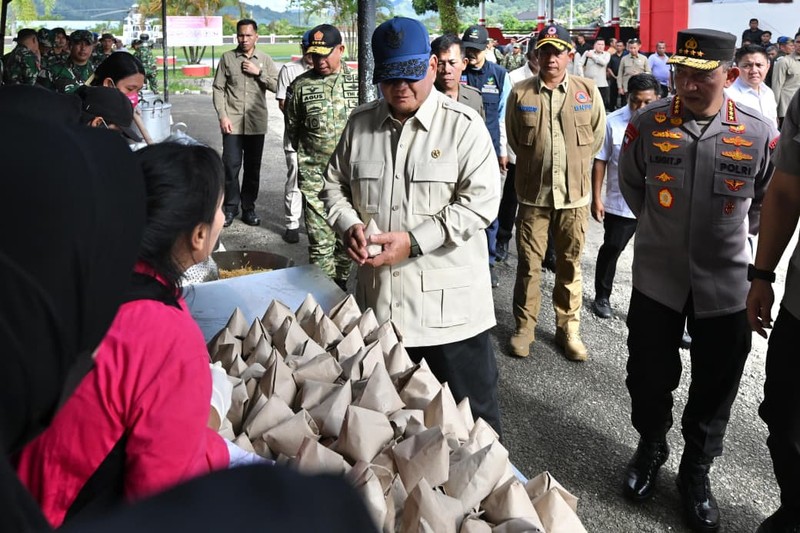 Presiden Prabowo Subianto meninjau langsung posko pengungsian bencana banjir dan longsor di Kabupaten Tapanuli Tengah, Provinsi Sumatra Utara, Senin (1/12/2025). (Dok. Biro Pers Sekretariat Presiden/Cahyo)