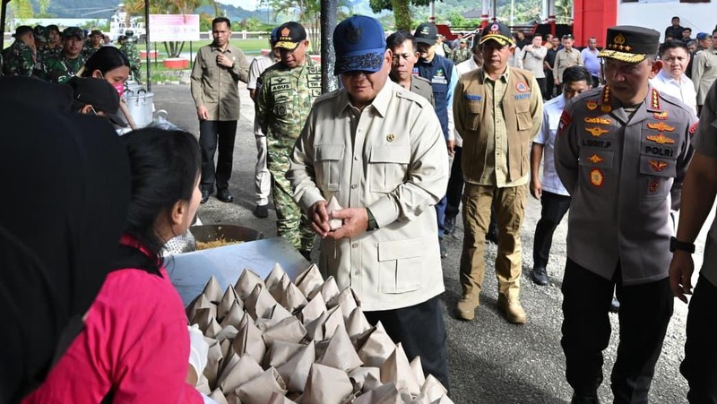 Presiden Prabowo Subianto meninjau langsung posko pengungsian bencana banjir dan longsor di Kabupaten Tapanuli Tengah, Provinsi Sumatra Utara, Senin (1/12/2025). (Dok. Biro Pers Sekretariat Presiden/Cahyo)