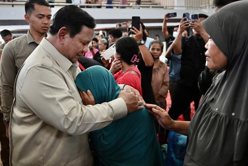 Presiden Prabowo Subianto meninjau langsung posko pengungsian bencana banjir dan longsor di Kabupaten Tapanuli Tengah, Provinsi Sumatra Utara, Senin (1/12/2025). (Dok. Biro Pers Sekretariat Presiden/Cahyo)