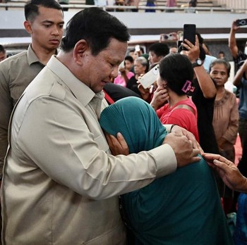 Potret Prabowo di Tapteng Sumut, Peluk Pengungsi-Pastikan Negara Hadir