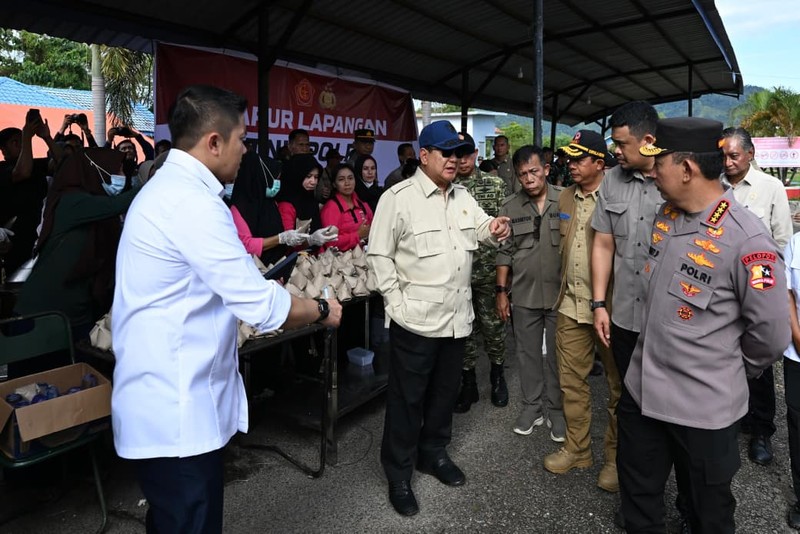 Presiden Prabowo Subianto meninjau langsung posko pengungsian bencana banjir dan longsor di Kabupaten Tapanuli Tengah, Provinsi Sumatra Utara, Senin (1/12/2025). (Dok. Biro Pers Sekretariat Presiden/Cahyo)