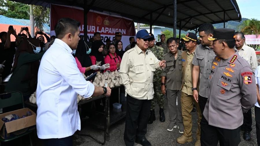 Presiden Prabowo Subianto meninjau langsung posko pengungsian bencana banjir dan longsor di Kabupaten Tapanuli Tengah, Provinsi Sumatra Utara, Senin (1/12/2025). (Dok. Biro Pers Sekretariat Presiden/Cahyo)