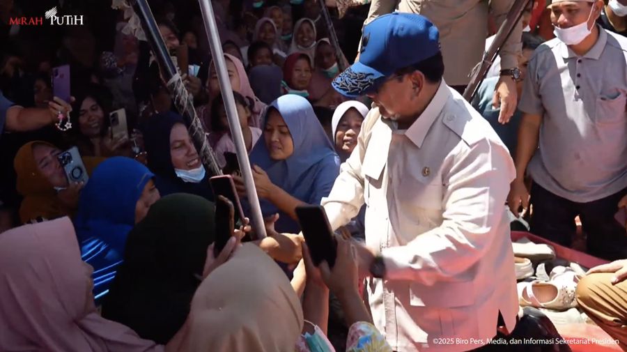 Presiden Prabowo Subianto meninjau lokasi terdampak Bencana di Aceh Tenggara, Senin (1/12/2025). (Tangkapan Layar youtube/Sekretariat Presiden)