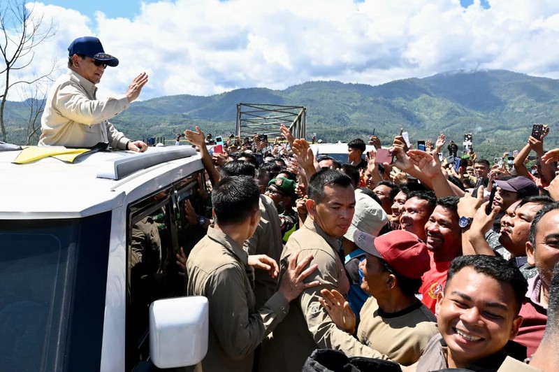 Presiden Prabowo Subinato meninjau lokasi terdampak banjir di Desa Bambel Baru, Kabupaten Aceh Tenggara, Senin (1/12/2025). (Dok. Sekretariat Presiden)