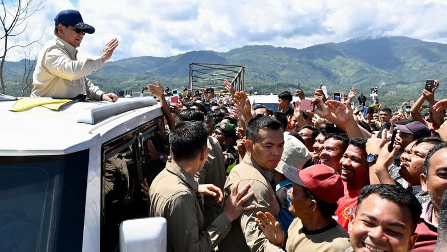 Presiden Prabowo Subinato meninjau lokasi terdampak banjir di Desa Bambel Baru, Kabupaten Aceh Tenggara, Senin (1/12/2025). (Dok. Sekretariat Presiden)