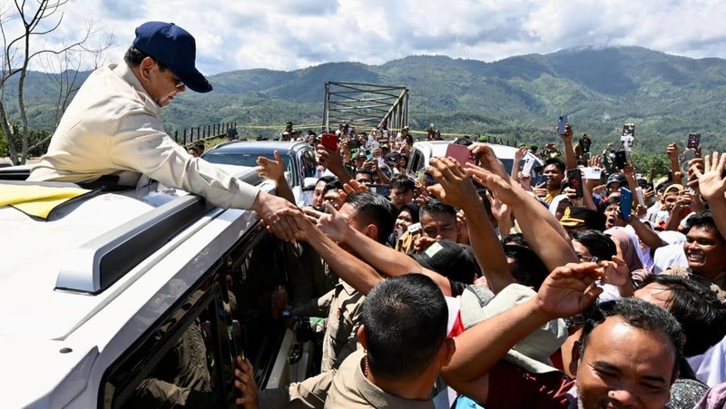 Presiden Prabowo Subinato meninjau lokasi terdampak banjir di Desa Bambel Baru, Kabupaten Aceh Tenggara, Senin (1/12/2025). (Dok. Sekretariat Presiden)