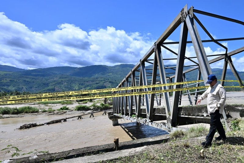 Presiden Prabowo Subinato meninjau lokasi terdampak banjir di Desa Bambel Baru, Kabupaten Aceh Tenggara, Senin (1/12/2025). (Dok. Sekretariat Presiden)