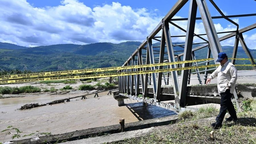 Presiden Prabowo Subinato meninjau lokasi terdampak banjir di Desa Bambel Baru, Kabupaten Aceh Tenggara, Senin (1/12/2025). (Dok. Sekretariat Presiden)