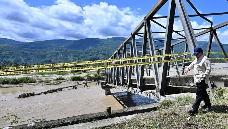 Presiden Prabowo Subinato meninjau lokasi terdampak banjir di Desa Bambel Baru, Kabupaten Aceh Tenggara, Senin (1/12/2025). (Dok. Sekretariat Presiden)