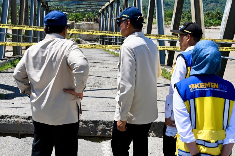 Presiden Prabowo Subinato meninjau lokasi terdampak banjir di Desa Bambel Baru, Kabupaten Aceh Tenggara, Senin (1/12/2025). (Dok. Sekretariat Presiden)