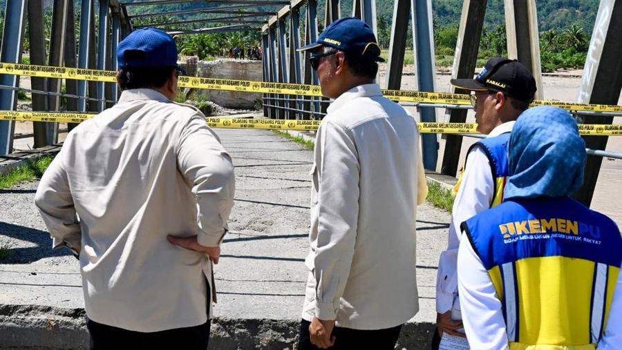 Presiden Prabowo Subinato meninjau lokasi terdampak banjir di Desa Bambel Baru, Kabupaten Aceh Tenggara, Senin (1/12/2025). (Dok. Sekretariat Presiden)