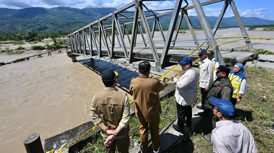 Presiden Prabowo Subinato meninjau lokasi terdampak banjir di Desa Bambel Baru, Kabupaten Aceh Tenggara, Senin (1/12/2025). (Dok. Sekretariat Presiden)