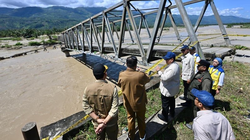 Presiden Prabowo Subinato meninjau lokasi terdampak banjir di Desa Bambel Baru, Kabupaten Aceh Tenggara, Senin (1/12/2025). (Dok. Sekretariat Presiden)
