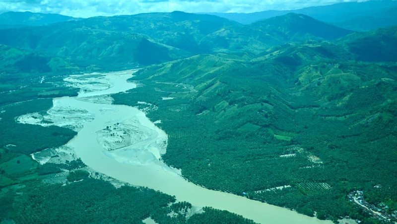 Presiden Prabowo Subinato meninjau lokasi terdampak banjir di Desa Bambel Baru, Kabupaten Aceh Tenggara, Senin (1/12/2025). (Dok. Sekretariat Presiden)