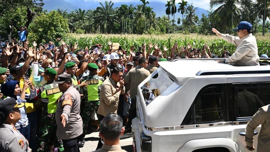 Presiden Prabowo Subinato meninjau lokasi terdampak banjir di Desa Bambel Baru, Kabupaten Aceh Tenggara, Senin (1/12/2025). (Dok. Sekretariat Presiden)