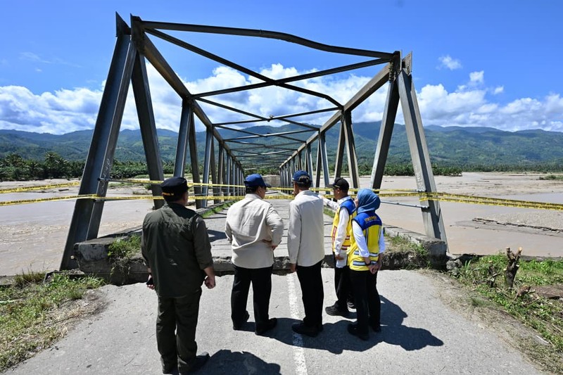 Presiden Prabowo Subinato meninjau lokasi terdampak banjir di Desa Bambel Baru, Kabupaten Aceh Tenggara, Senin (1/12/2025). (Dok. Sekretariat Presiden)