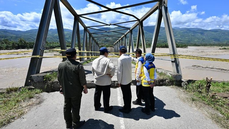 Presiden Prabowo Subinato meninjau lokasi terdampak banjir di Desa Bambel Baru, Kabupaten Aceh Tenggara, Senin (1/12/2025). (Dok. Sekretariat Presiden)
