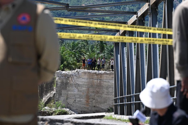 Presiden Prabowo Subinato meninjau lokasi terdampak banjir di Desa Bambel Baru, Kabupaten Aceh Tenggara, Senin (1/12/2025). (Dok. Sekretariat Presiden)