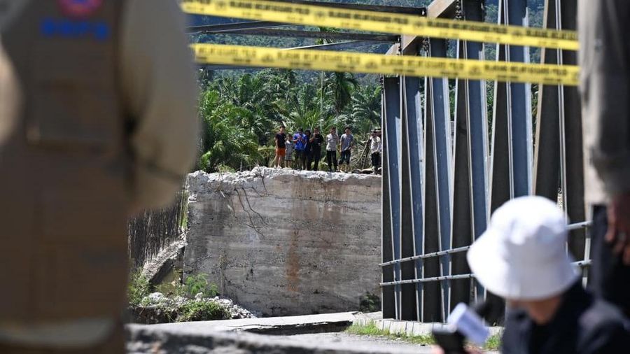Presiden Prabowo Subinato meninjau lokasi terdampak banjir di Desa Bambel Baru, Kabupaten Aceh Tenggara, Senin (1/12/2025). (Dok. Sekretariat Presiden)