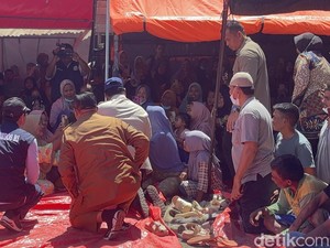 Prabowo Lesehan Dengarkan Keluhan Korban Banjir di Aceh