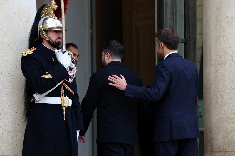 Presiden Prancis Emmanuel Macron menyambut Presiden Ukraina Volodymyr Zelenskiy saat ia tiba untuk pertemuan di Istana Elysee, Paris, Prancis, Senin (1/12/2025). (REUTERS/Sarah Meyssonnier)