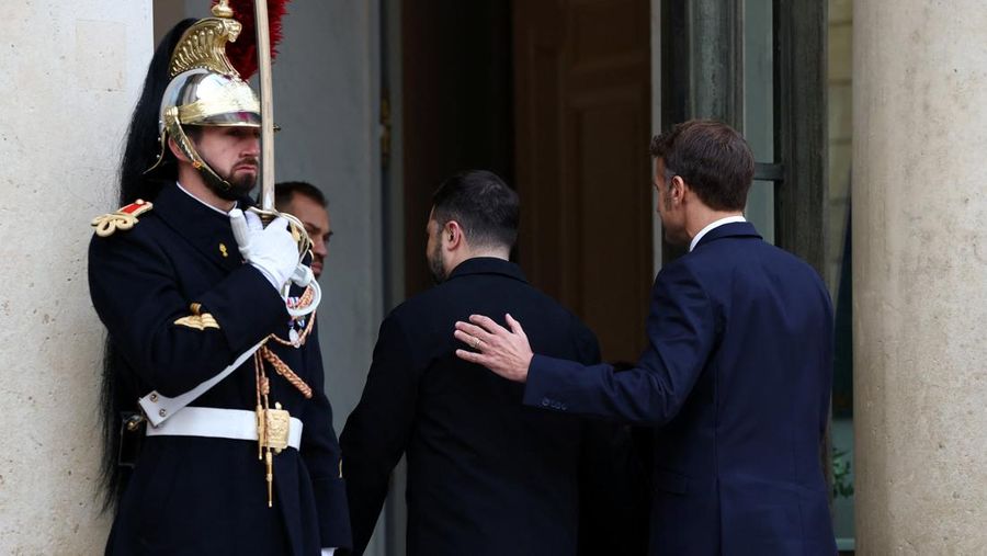 Presiden Prancis Emmanuel Macron menyambut Presiden Ukraina Volodymyr Zelenskiy saat ia tiba untuk pertemuan di Istana Elysee, Paris, Prancis, Senin (1/12/2025). (REUTERS/Sarah Meyssonnier)