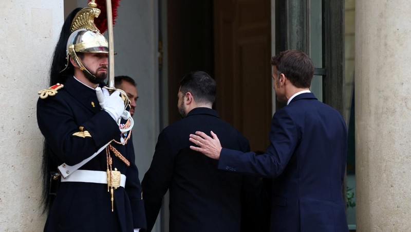 Presiden Prancis Emmanuel Macron menyambut Presiden Ukraina Volodymyr Zelenskiy saat ia tiba untuk pertemuan di Istana Elysee, Paris, Prancis, Senin (1/12/2025). (REUTERS/Sarah Meyssonnier)