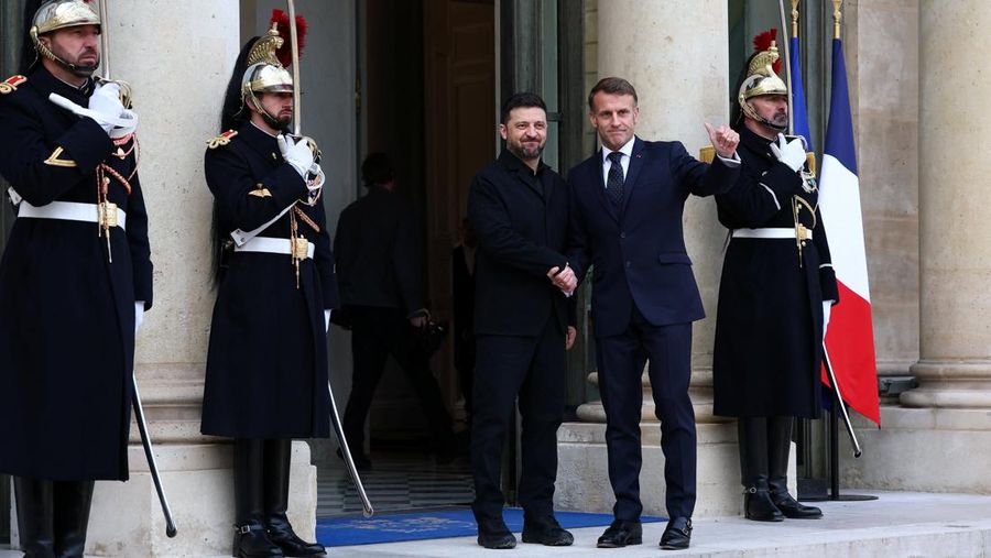 Presiden Prancis Emmanuel Macron menyambut Presiden Ukraina Volodymyr Zelenskiy saat ia tiba untuk pertemuan di Istana Elysee, Paris, Prancis, Senin (1/12/2025). (REUTERS/Sarah Meyssonnier)