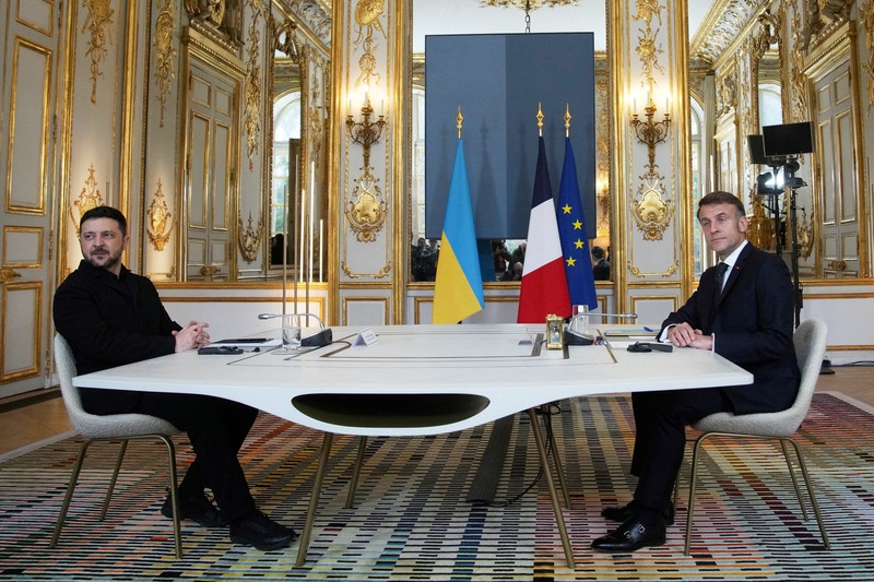 Presiden Prancis Emmanuel Macron menyambut Presiden Ukraina Volodymyr Zelenskiy saat ia tiba untuk pertemuan di Istana Elysee, Paris, Prancis, Senin (1/12/2025). (REUTERS/Sarah Meyssonnier)