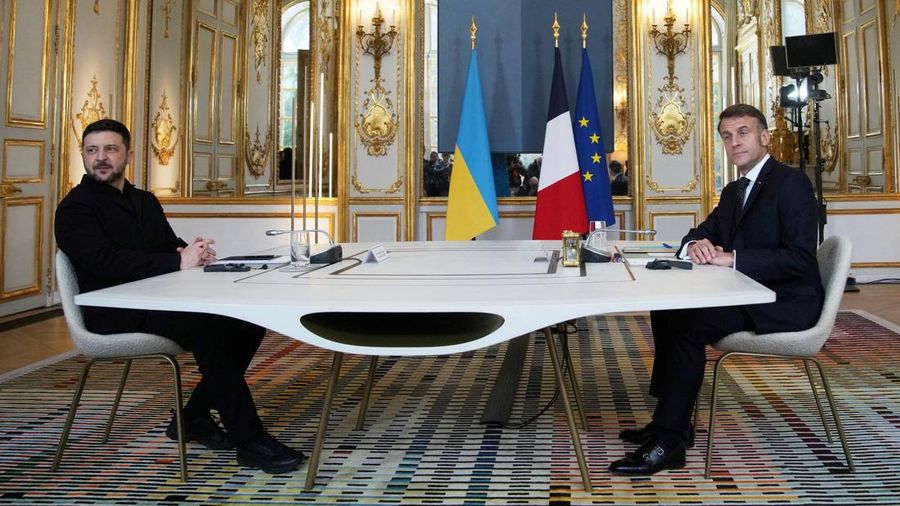 Presiden Prancis Emmanuel Macron menyambut Presiden Ukraina Volodymyr Zelenskiy saat ia tiba untuk pertemuan di Istana Elysee, Paris, Prancis, Senin (1/12/2025). (REUTERS/Sarah Meyssonnier)