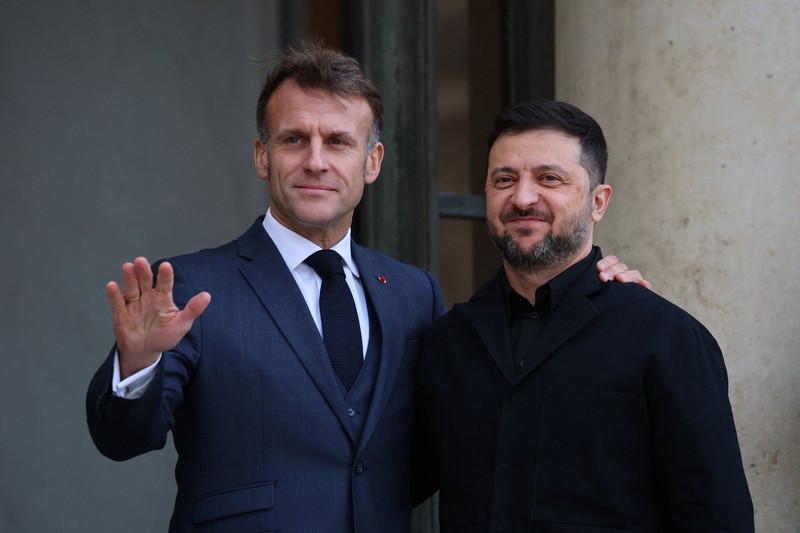 Presiden Prancis Emmanuel Macron menyambut Presiden Ukraina Volodymyr Zelenskiy saat ia tiba untuk pertemuan di Istana Elysee, Paris, Prancis, Senin (1/12/2025). (REUTERS/Sarah Meyssonnier)