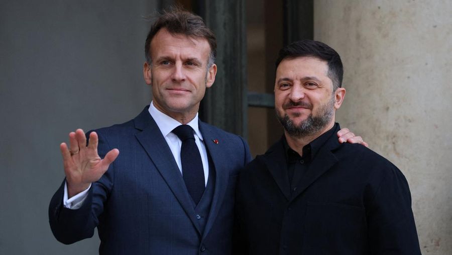 Presiden Prancis Emmanuel Macron menyambut Presiden Ukraina Volodymyr Zelenskiy saat ia tiba untuk pertemuan di Istana Elysee, Paris, Prancis, Senin (1/12/2025). (REUTERS/Sarah Meyssonnier)