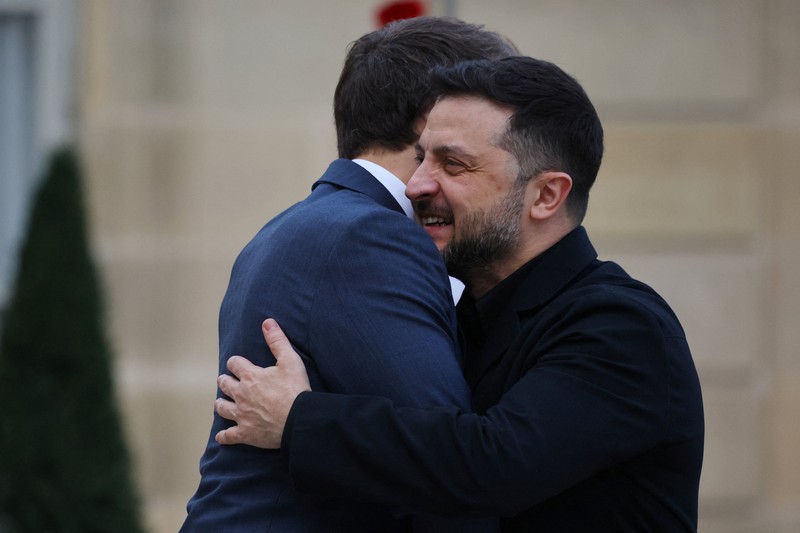 Presiden Prancis Emmanuel Macron menyambut Presiden Ukraina Volodymyr Zelenskiy saat ia tiba untuk pertemuan di Istana Elysee, Paris, Prancis, Senin (1/12/2025). (REUTERS/Sarah Meyssonnier)