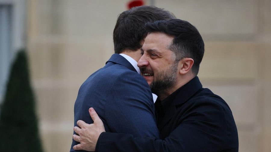 Presiden Prancis Emmanuel Macron menyambut Presiden Ukraina Volodymyr Zelenskiy saat ia tiba untuk pertemuan di Istana Elysee, Paris, Prancis, Senin (1/12/2025). (REUTERS/Sarah Meyssonnier)