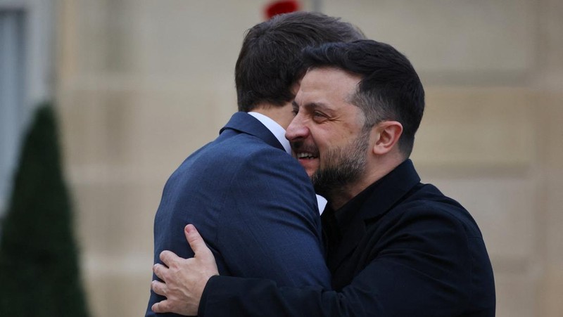 Presiden Prancis Emmanuel Macron menyambut Presiden Ukraina Volodymyr Zelenskiy saat ia tiba untuk pertemuan di Istana Elysee, Paris, Prancis, Senin (1/12/2025). (REUTERS/Sarah Meyssonnier)