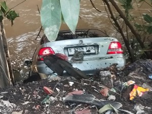 Sedan Nyebur ke Kali di Jl Raya Bogor Depok Usai Gagal Hindari Mobil