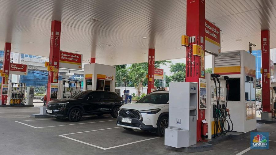 Karyawan SPBU BP melayani pembeli BBM di salah satu SPBU di Jakarta, Senin (1/12/2025). (CNBC Indonesia/Tri Susilo)
