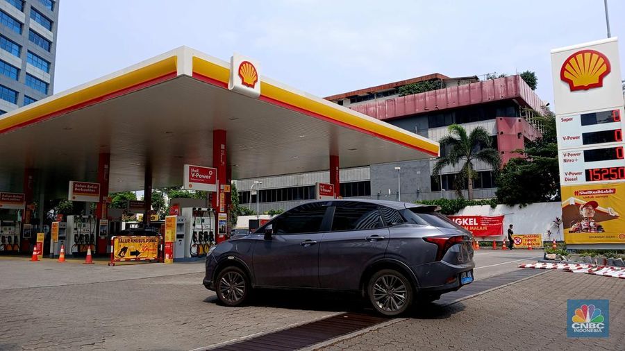 Suasana salah satu SPBU Shell di Jakarta, Senin (1/12/2025). (CNBC Indonesia/Tri Susilo)