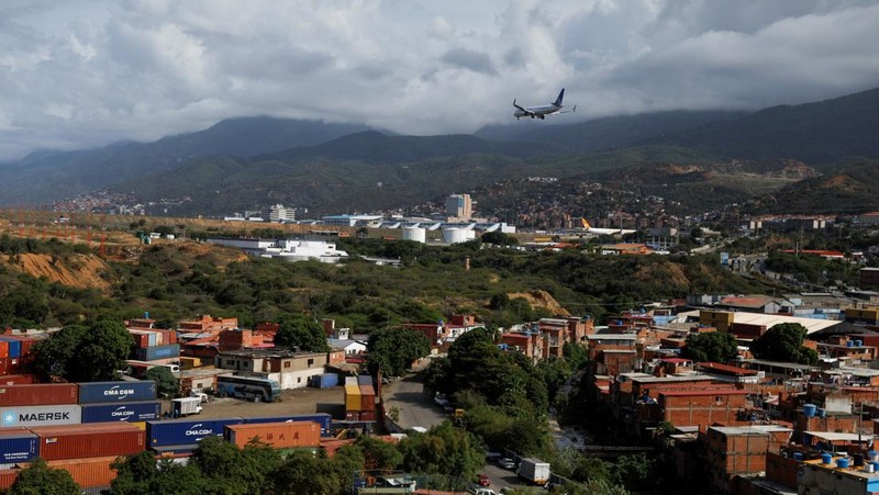 Penumpang mengantre untuk menaiki pesawat Wingo Airlines menuju Bogota, di Bandara Internasional Simon Bolivar, setelah Presiden AS Donald Trump mengatakan pada hari Sabtu bahwa wilayah udara di atas dan di sekitar Venezuela harus dianggap 