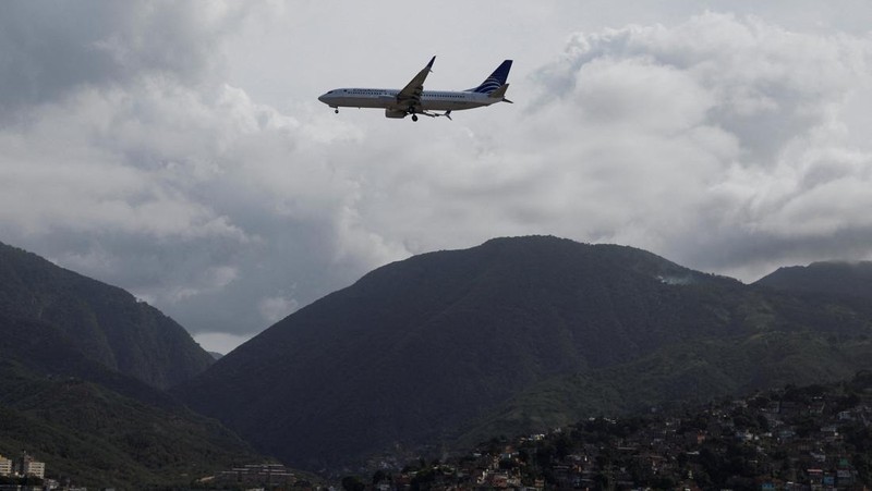 Penumpang mengantre untuk menaiki pesawat Wingo Airlines menuju Bogota, di Bandara Internasional Simon Bolivar, setelah Presiden AS Donald Trump mengatakan pada hari Sabtu bahwa wilayah udara di atas dan di sekitar Venezuela harus dianggap 