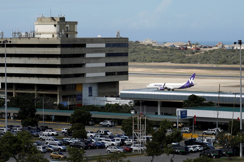 Penumpang mengantre untuk menaiki pesawat Wingo Airlines menuju Bogota, di Bandara Internasional Simon Bolivar, setelah Presiden AS Donald Trump mengatakan pada hari Sabtu bahwa wilayah udara di atas dan di sekitar Venezuela harus dianggap 
