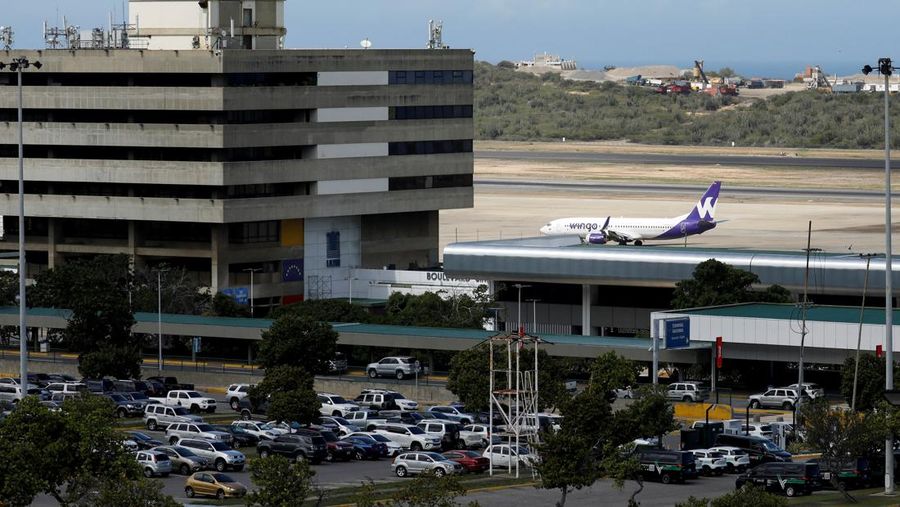 Penumpang mengantre untuk menaiki pesawat Wingo Airlines menuju Bogota, di Bandara Internasional Simon Bolivar, setelah Presiden AS Donald Trump mengatakan pada hari Sabtu bahwa wilayah udara di atas dan di sekitar Venezuela harus dianggap 